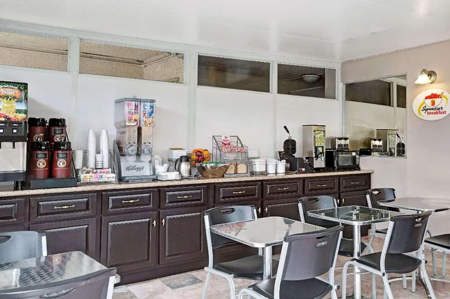Super 8 by Wyndham Los Angeles-Culver City Area Bar