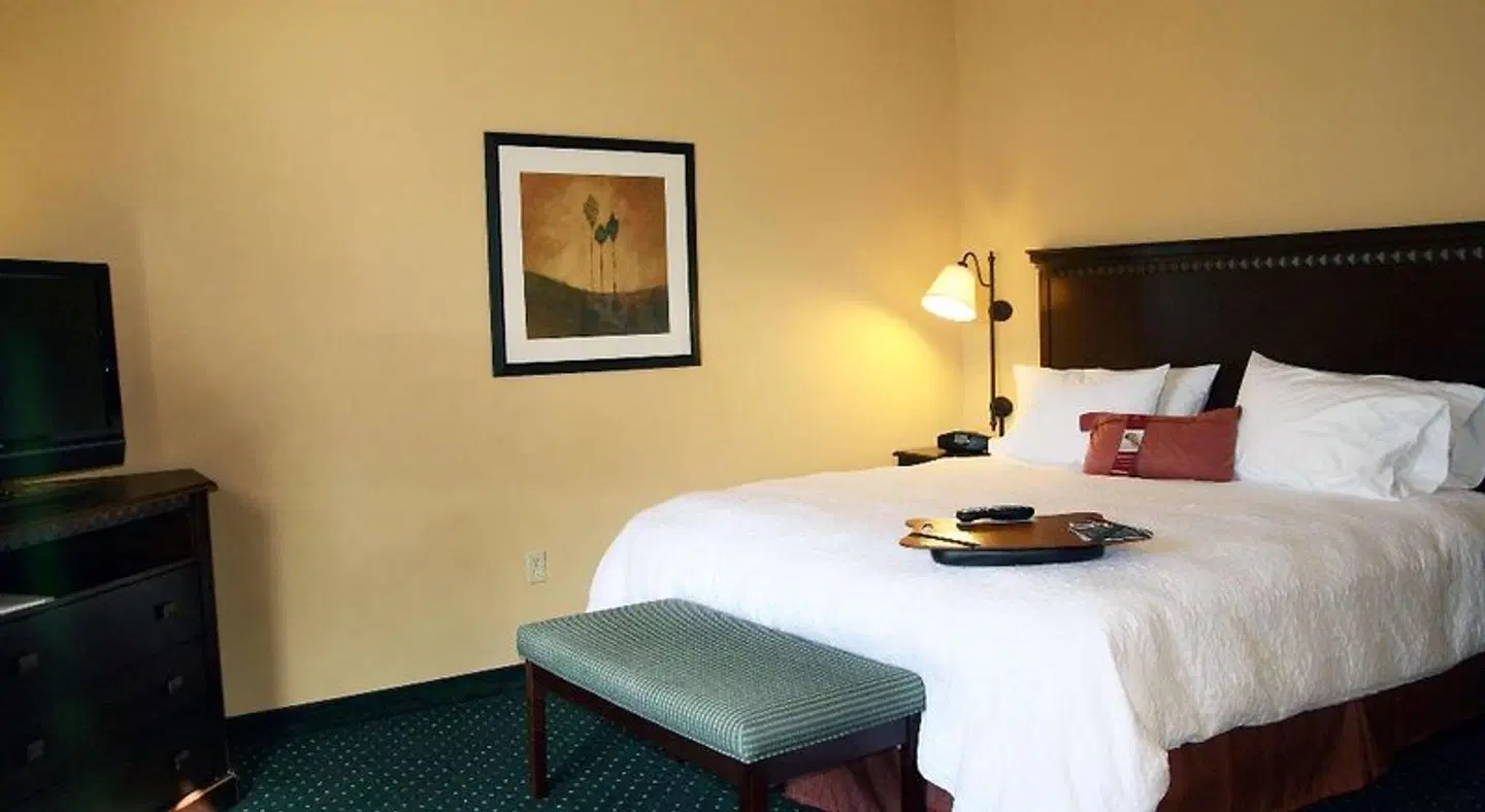 Hampton Inn & Suites Seal Beach ROOM_EXAMPLE
