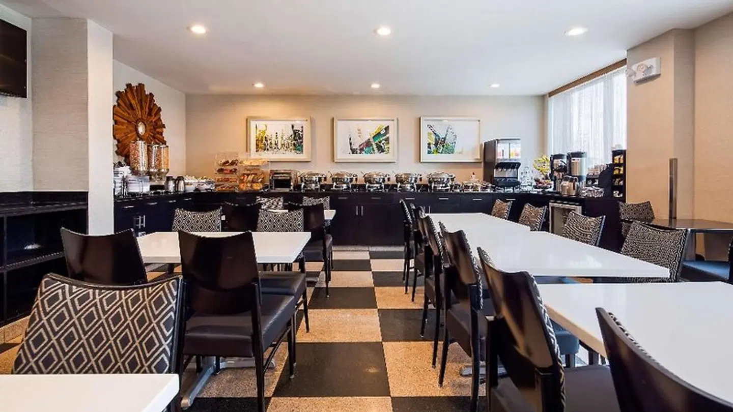 Best Western Plus Plaza Hotel Bar