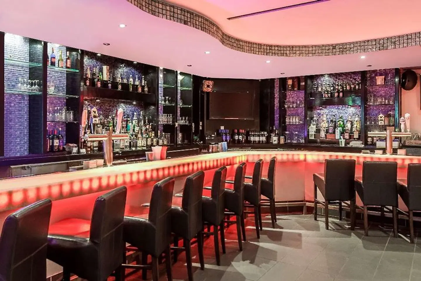 Days Inn by Wyndham Hicksville Long Island Bar