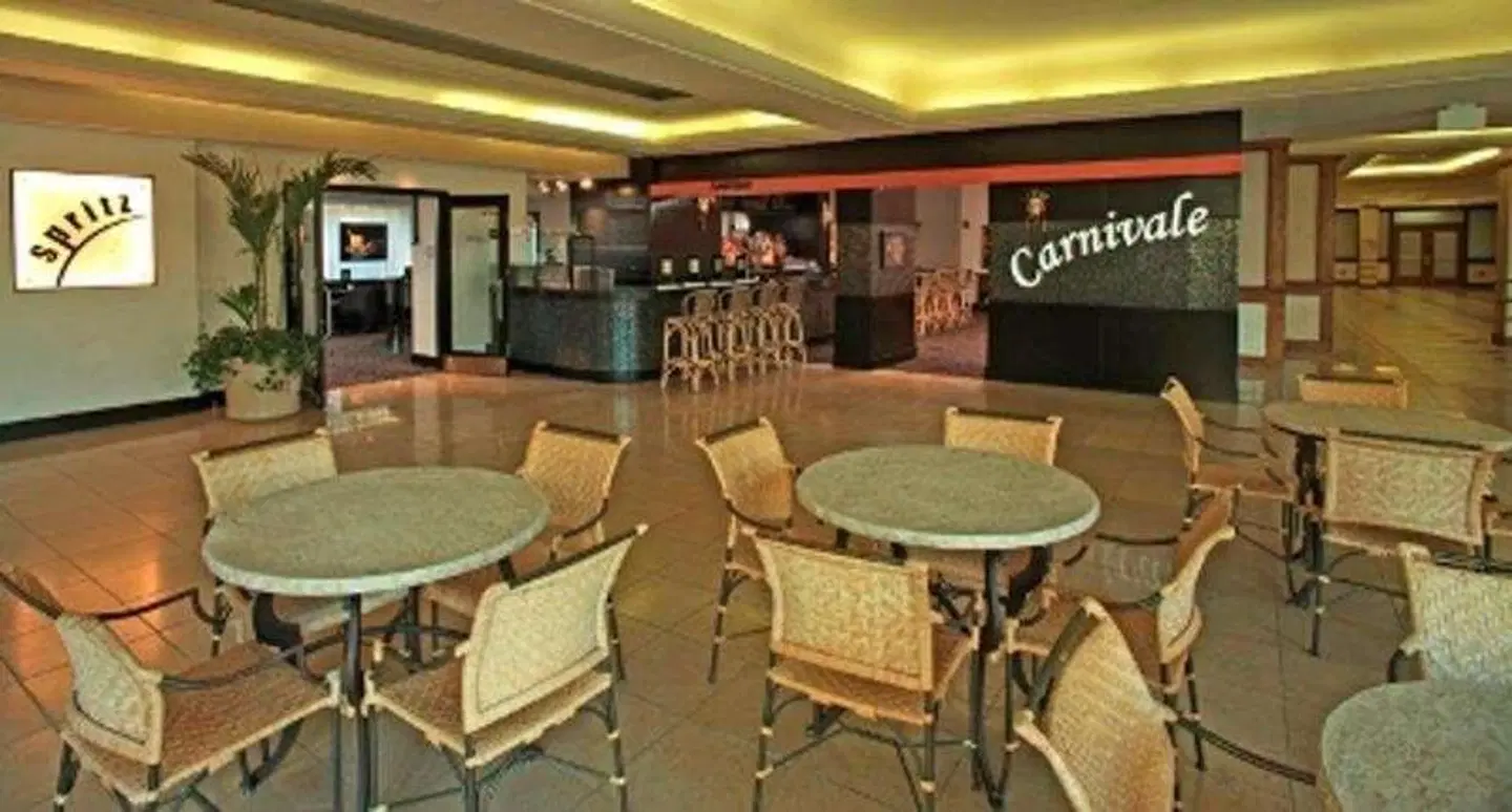 DoubleTree by Hilton at the Entrance to Universal Orlando Bar