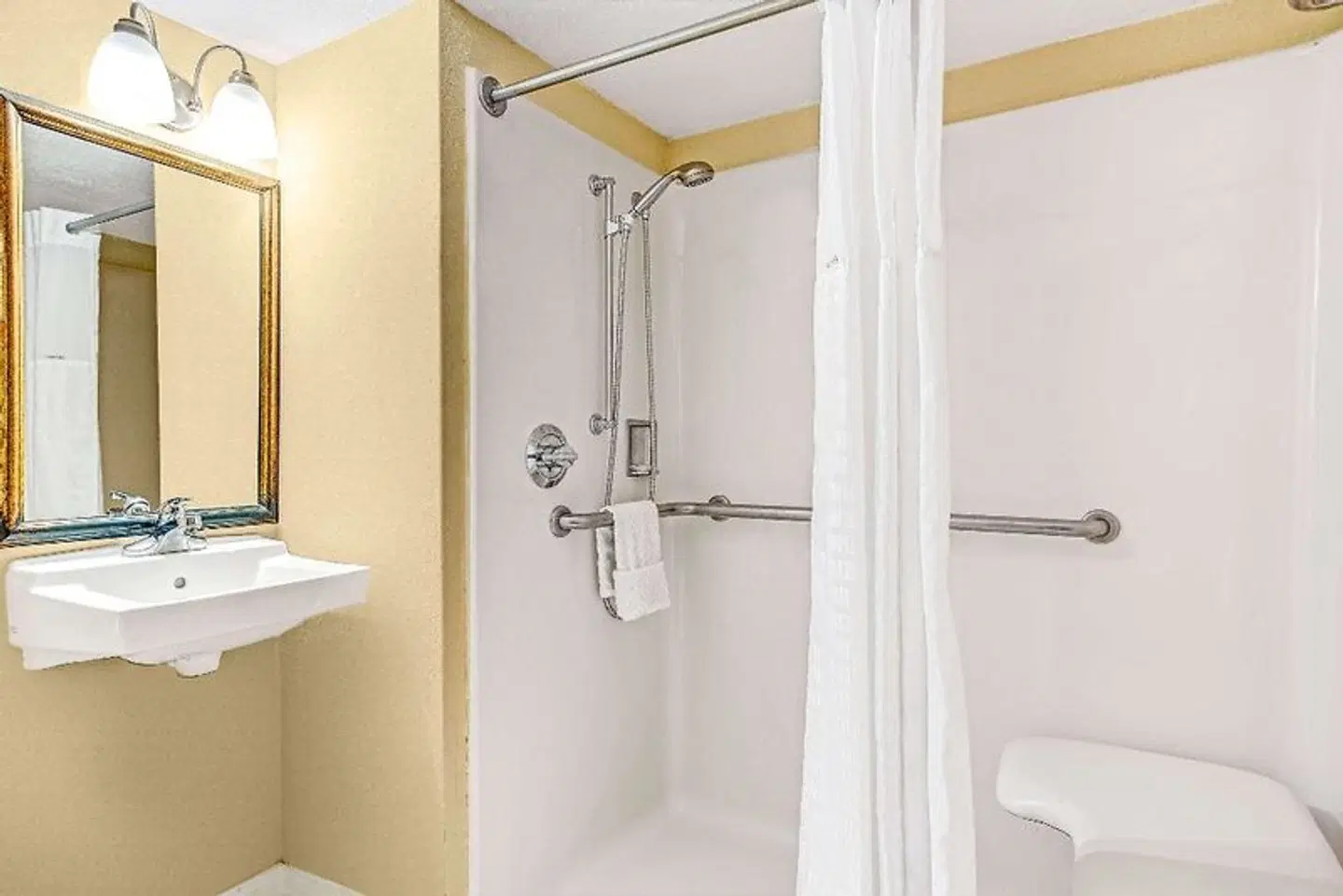 Days Inn by Wyndham Orlando Near Millenia Mall Badezimmer