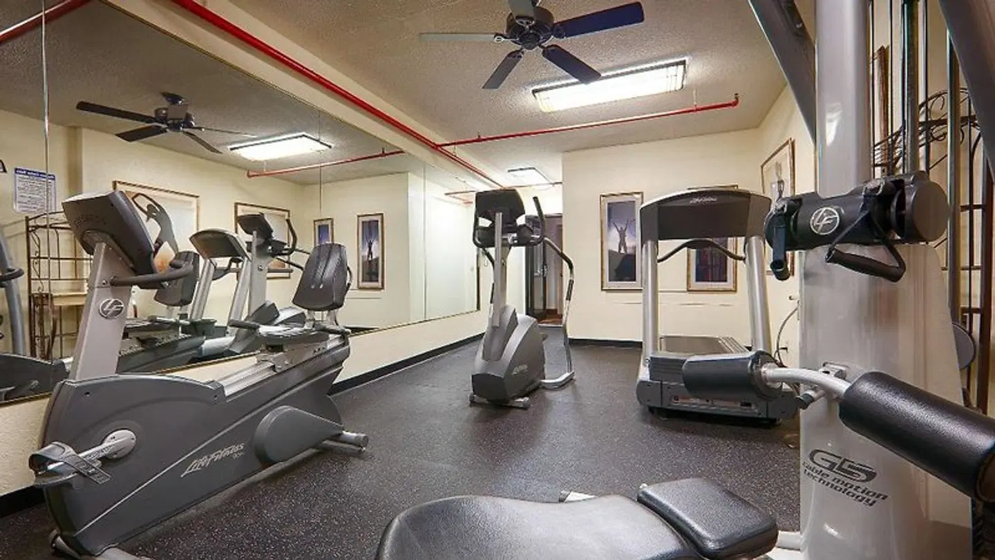 Best Western PLUS Universal Inn SPORTS_AND_LEISURE