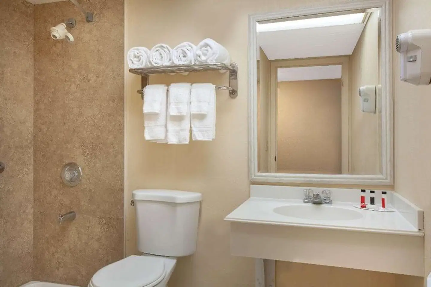Ramada by Wyndham Titusville/Kennedy Space Center Badezimmer