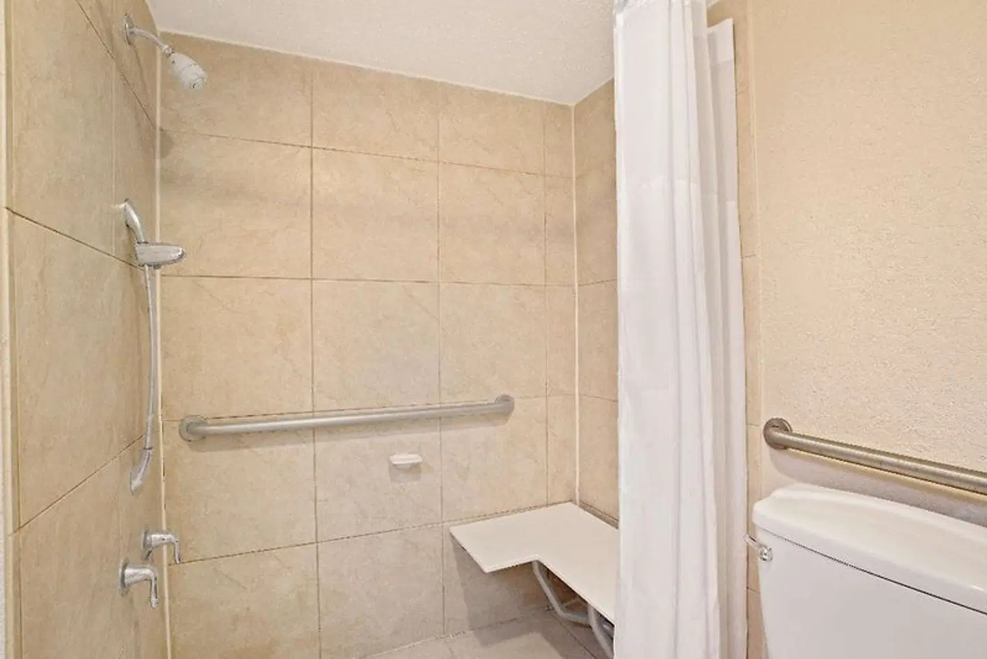 Days Inn by Wyndham Orlando Airport Florida Mall Badezimmer