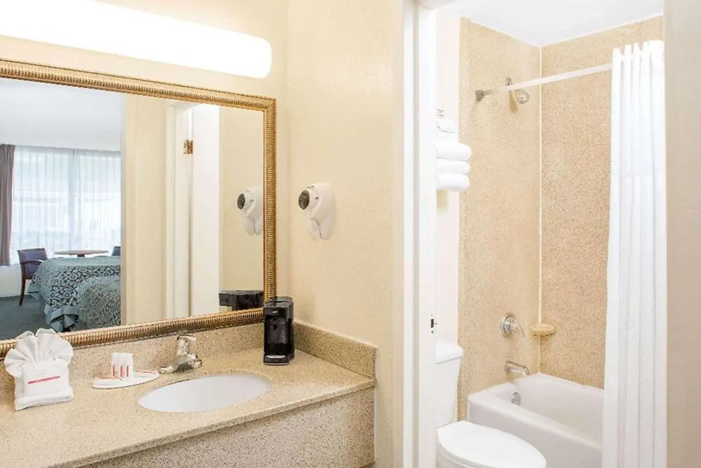 Days Inn by Wyndham Titusville Kennedy Space Center Badezimmer