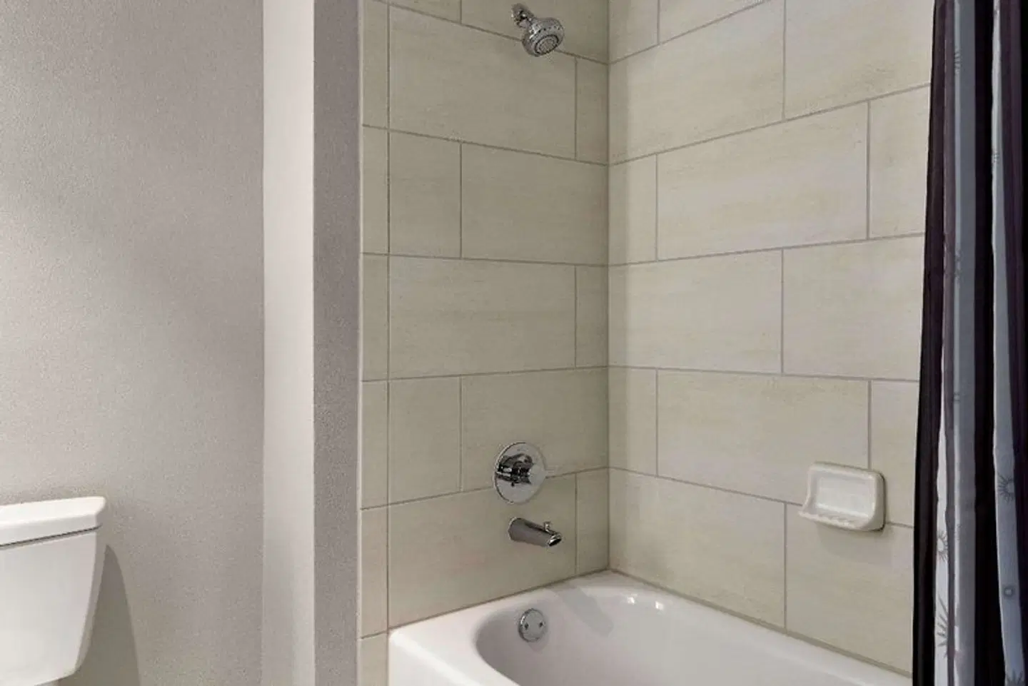 La Quinta Inn & Suites by Wyndham Orlando IDrive Theme Parks Badezimmer