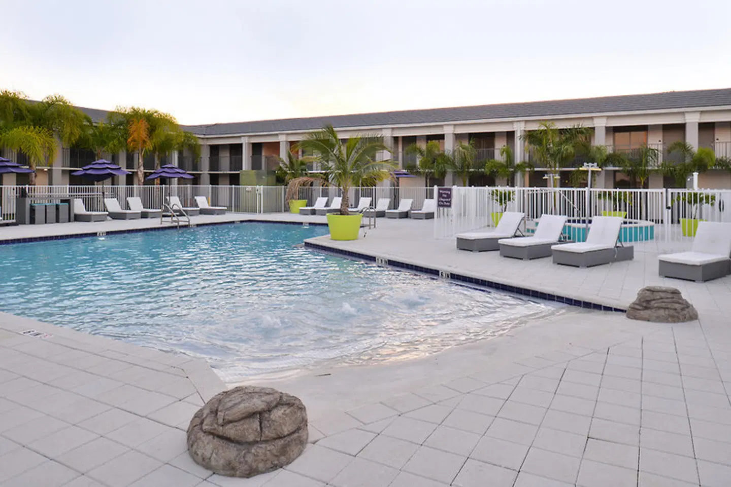 Clarion Inn & Suites Universal Studios Area OUTDOOR_POOL