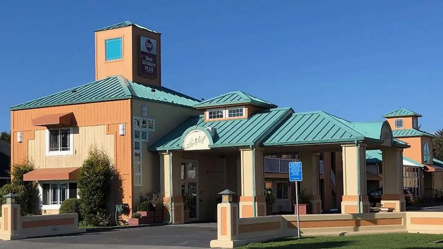 Best Western PLUS Northwoods Inn EXTERIOR
