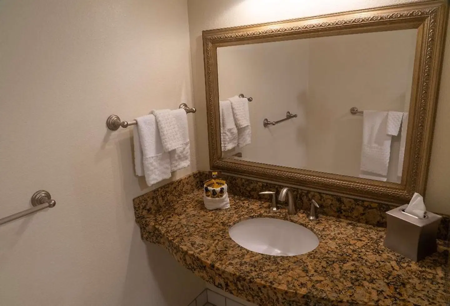 Best Western PLUS Monterey Inn Badezimmer