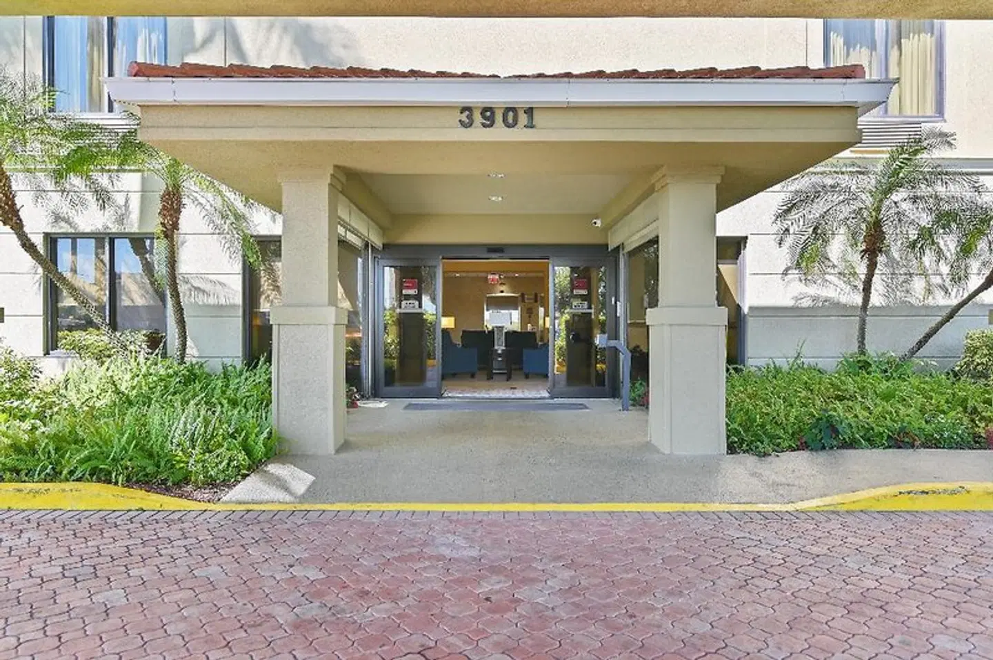 Comfort Suites Miami EXTERIOR