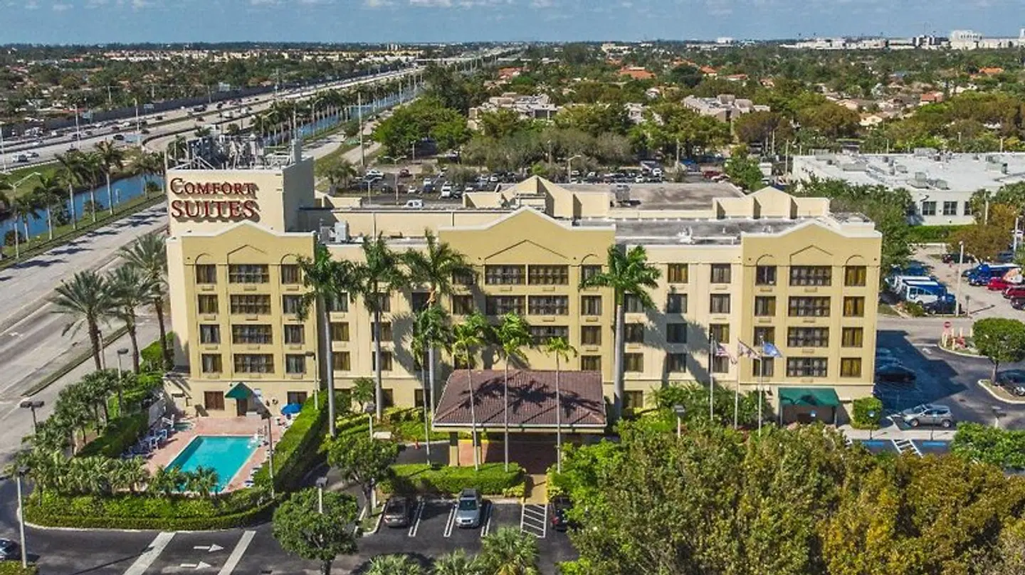 Comfort Suites Miami EXTERIOR