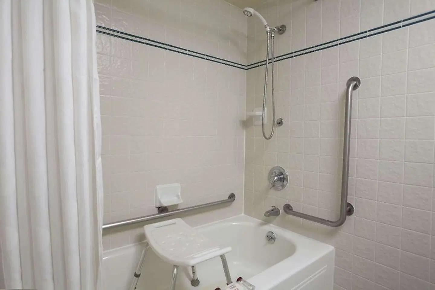 Ramada Silicon Valley Badezimmer