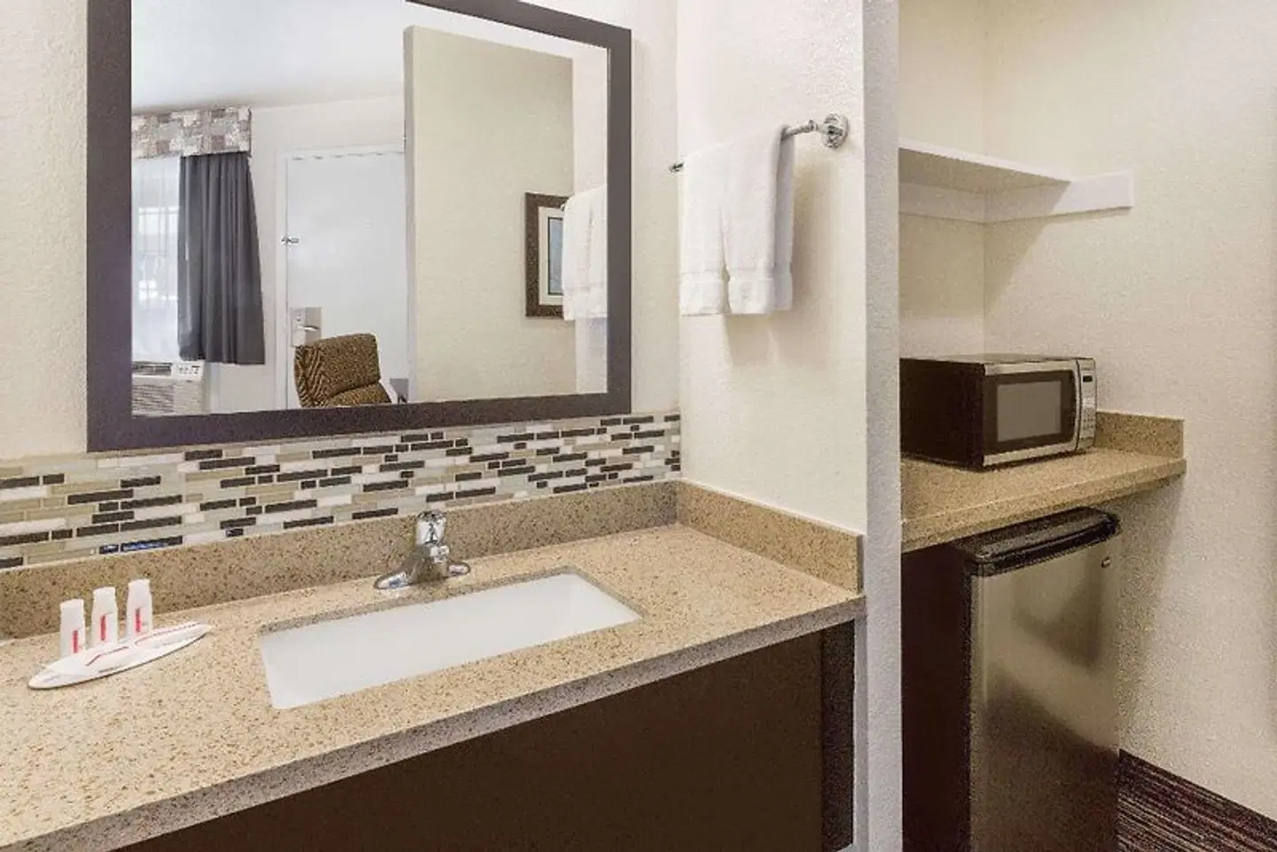 Ramada Limited Monterey Badezimmer