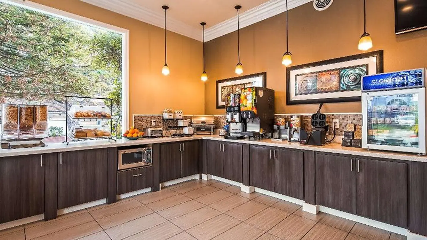 Best Western Carmel's Town House Lodge Bar