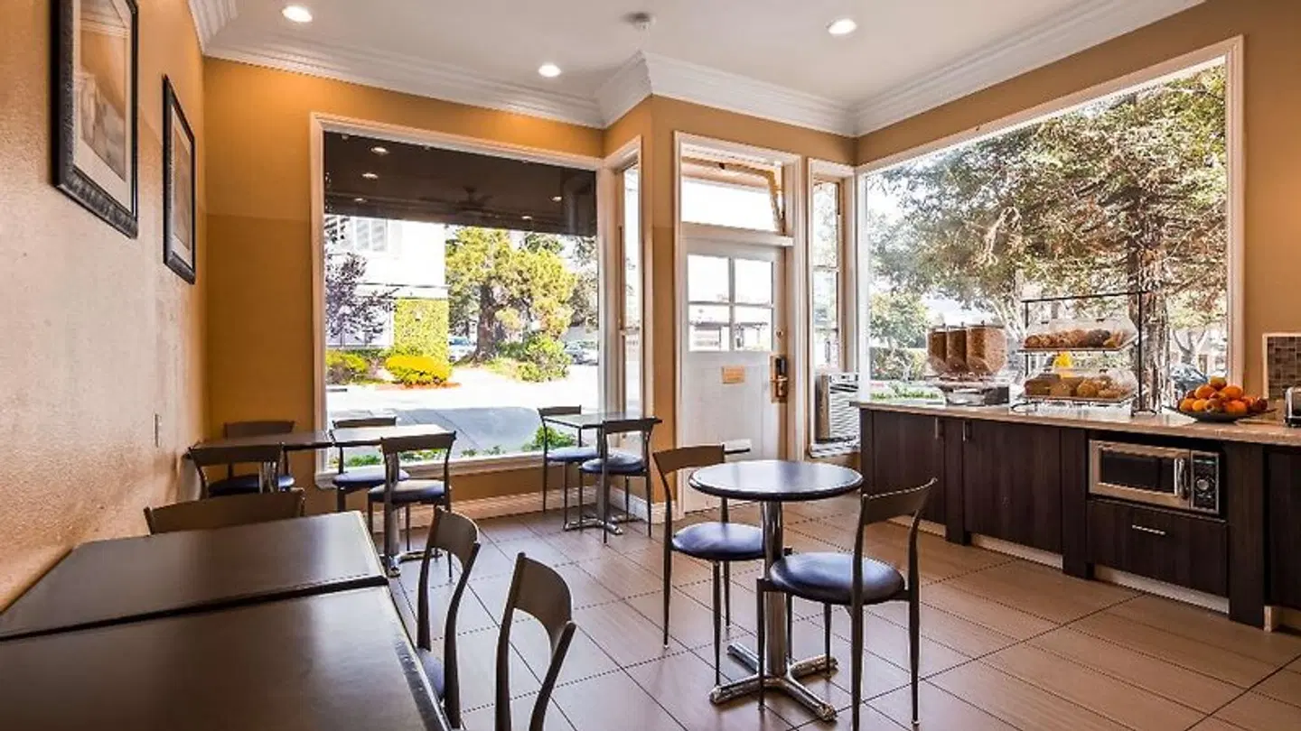 Best Western Carmel's Town House Lodge Bar