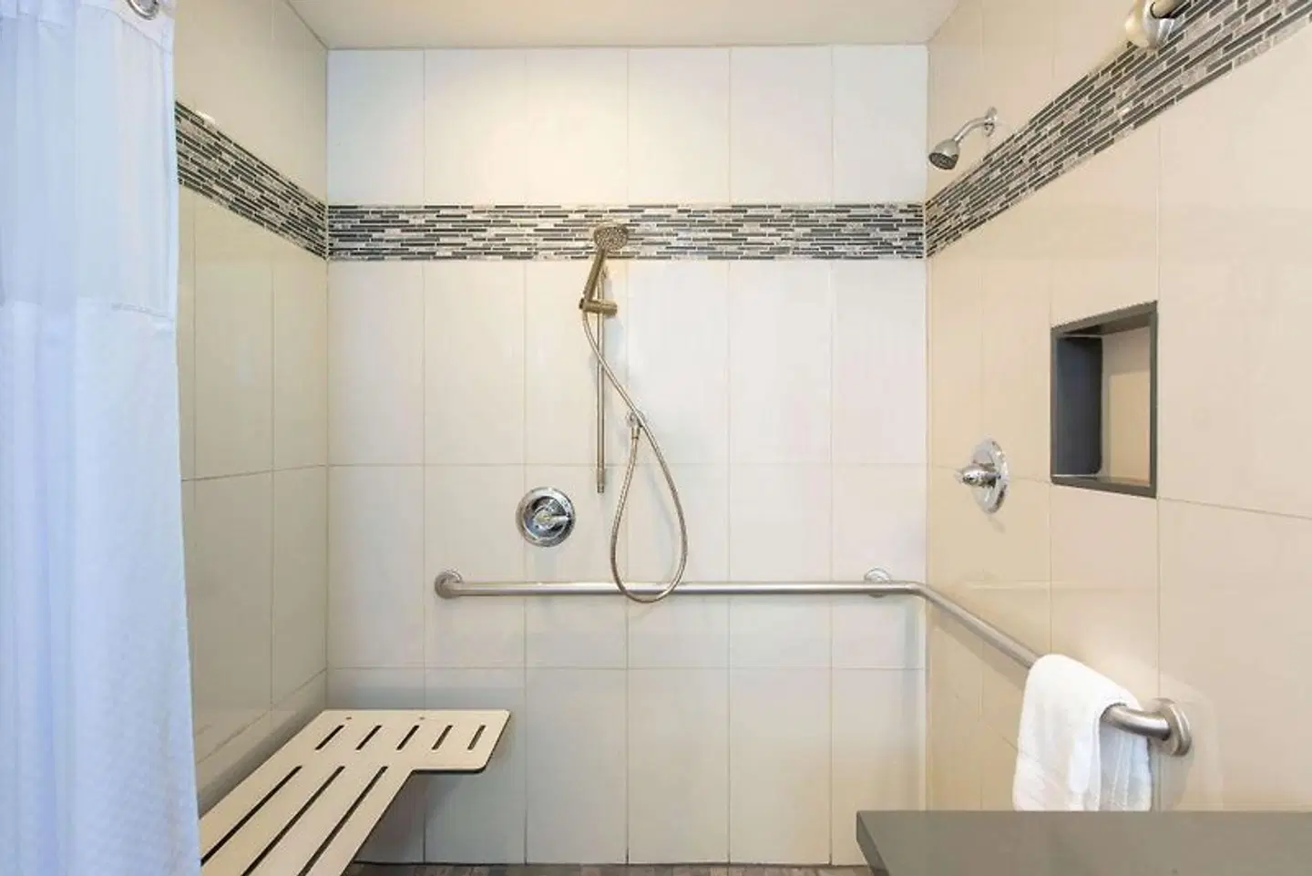 Days Inn by Wyndham Monterey-Fisherman's Wharf Aquarium Badezimmer