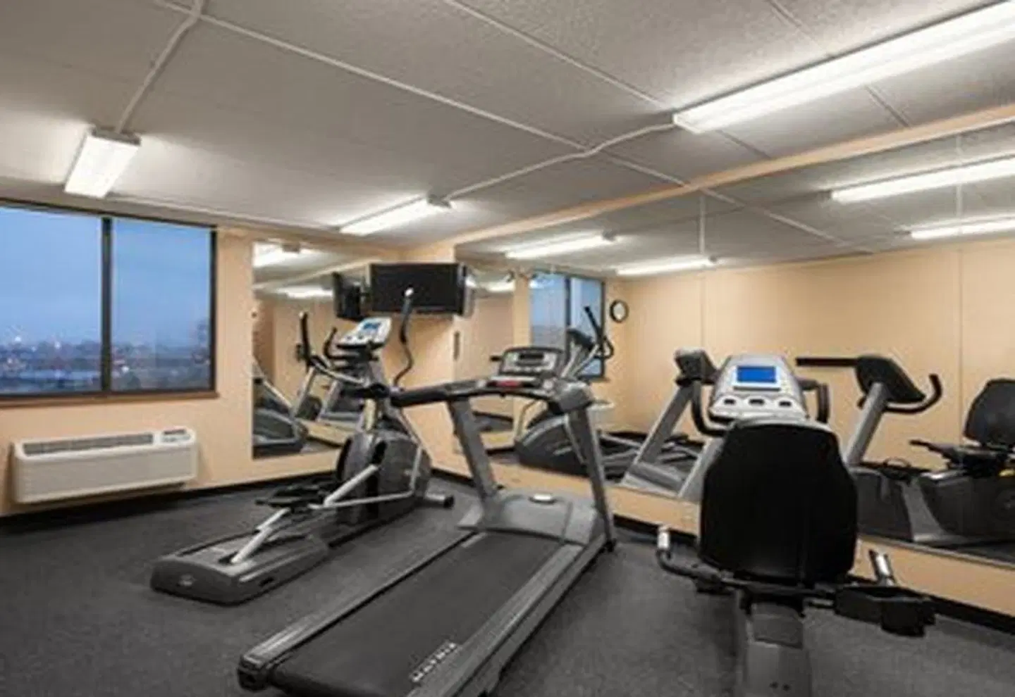 Days Hotel by Wyndham University Ave SE SPORTS_AND_LEISURE