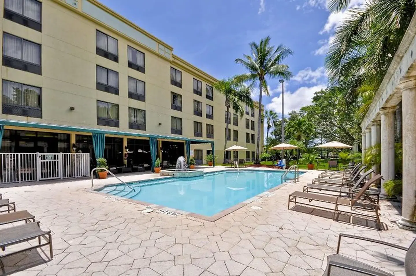 Hampton Inn & Suites Boynton Beach OUTDOOR_POOL