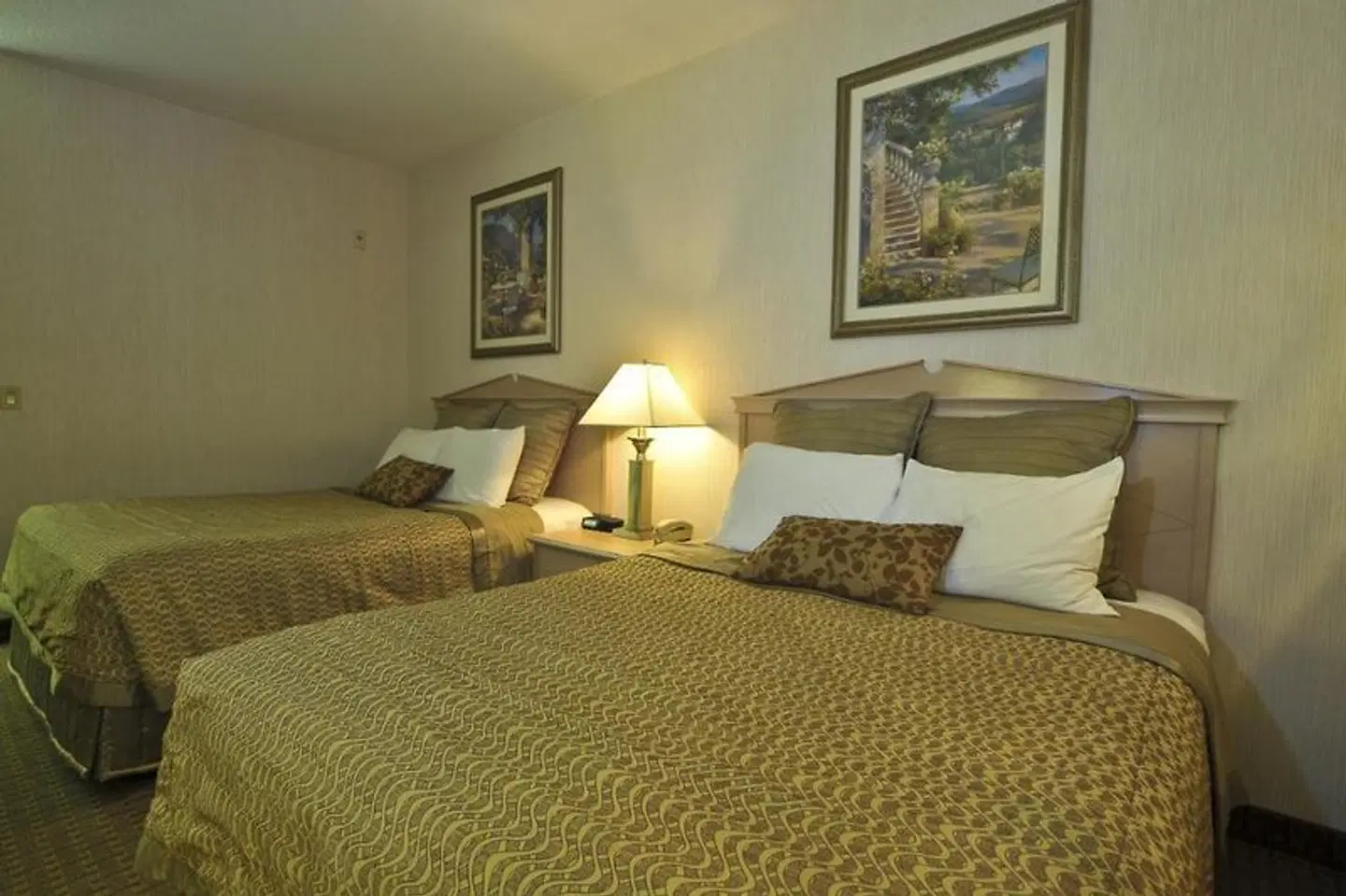 Shilo Inn Portland Airport ROOM_EXAMPLE