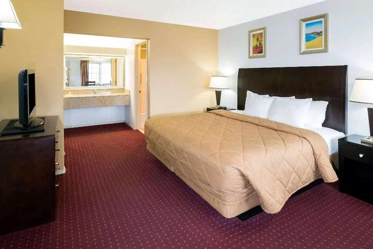 Days Inn by Wyndham Newport OR ROOM_EXAMPLE