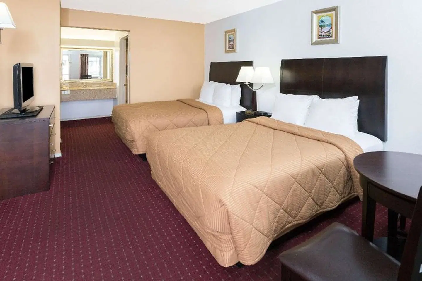 Days Inn by Wyndham Newport OR ROOM_EXAMPLE
