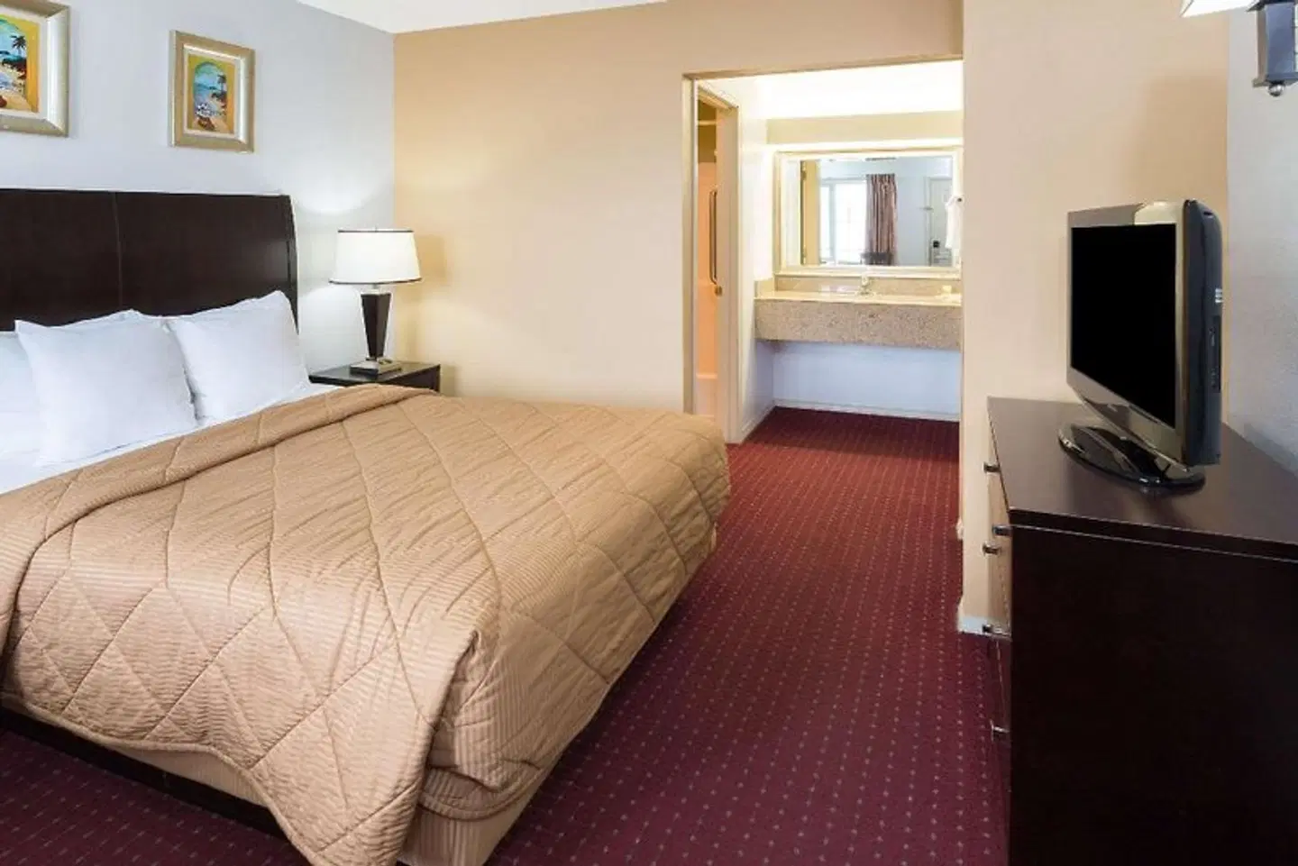 Days Inn by Wyndham Newport OR ROOM_EXAMPLE