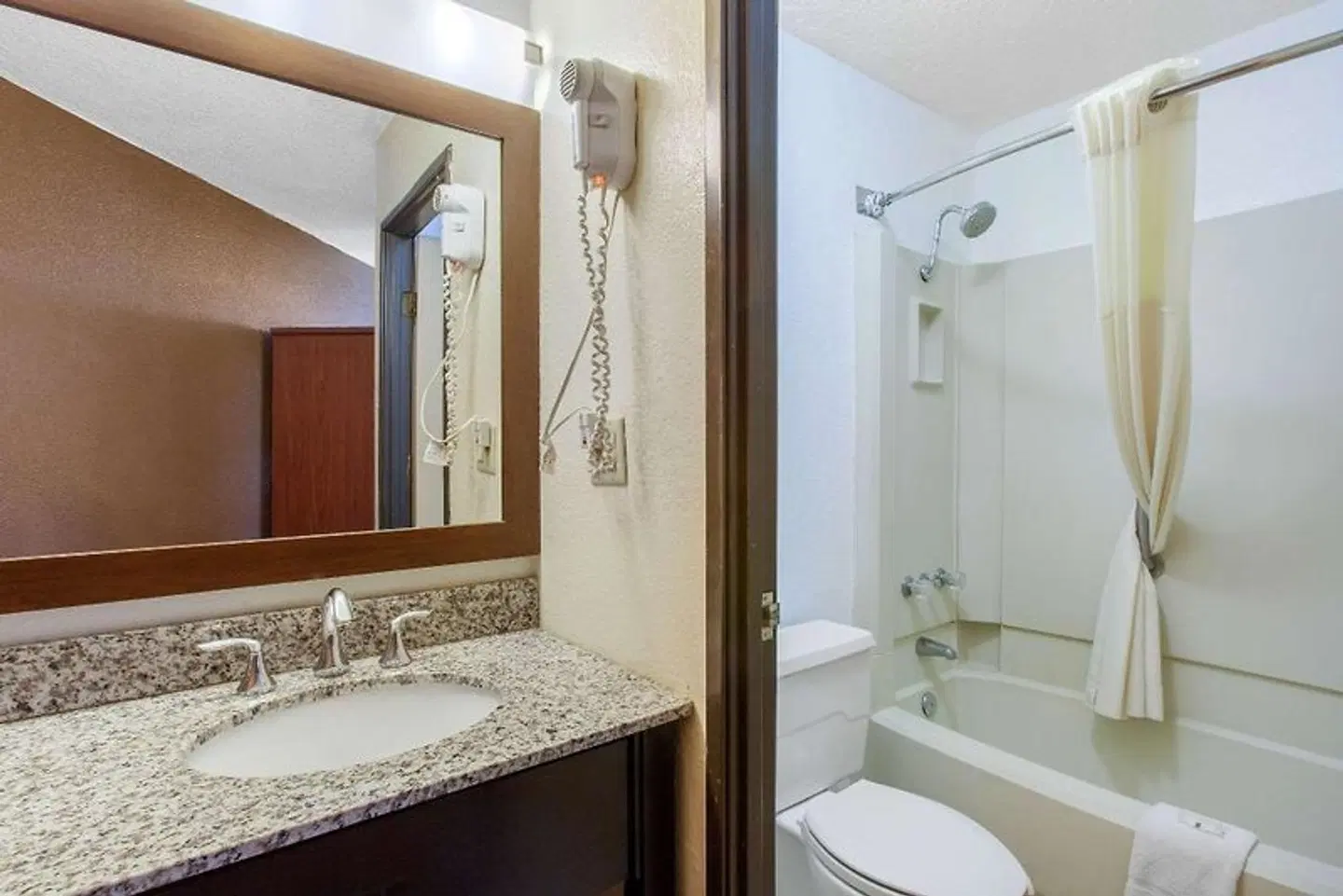 Quality Inn at Lake Powell Badezimmer