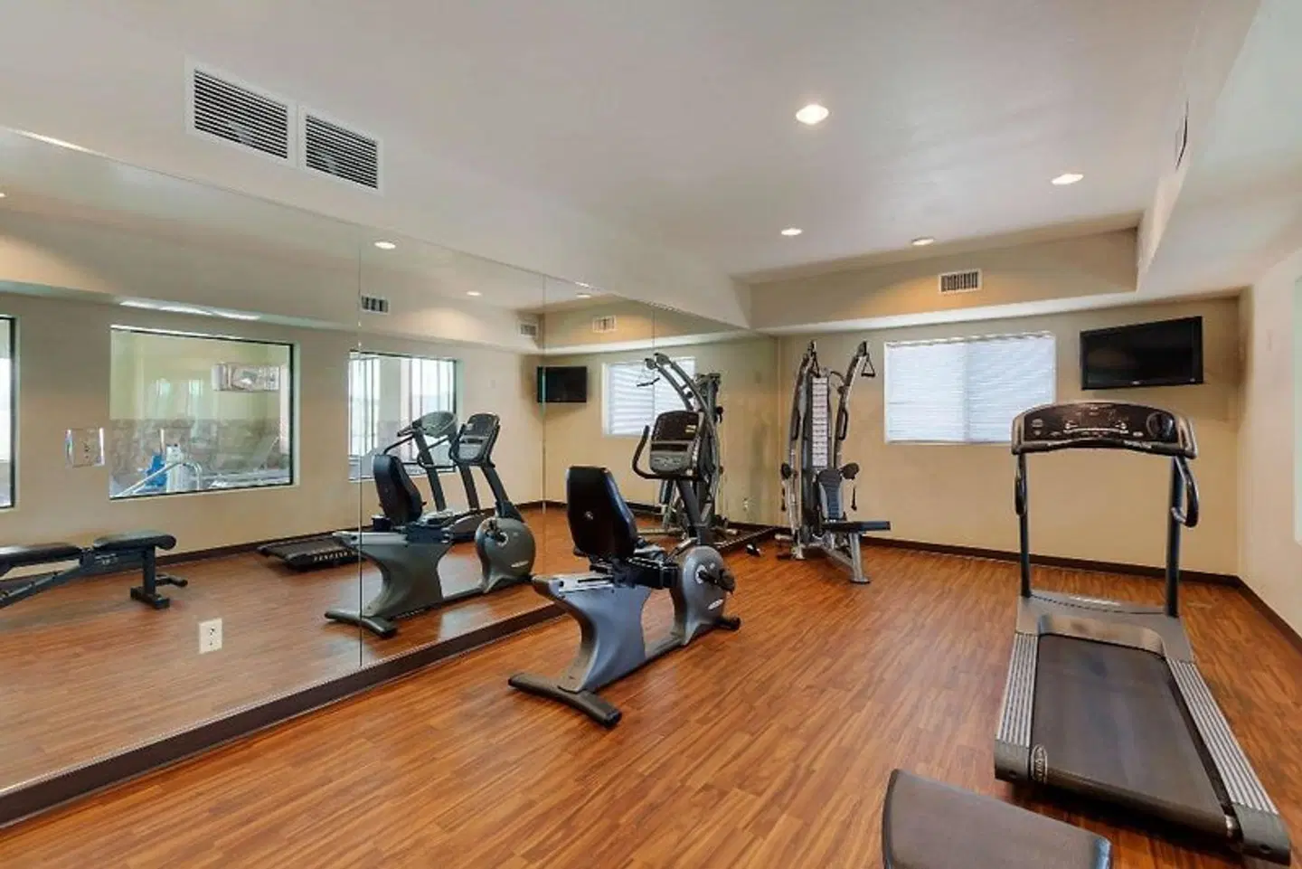Comfort Inn & Suites Page SPORTS_AND_LEISURE