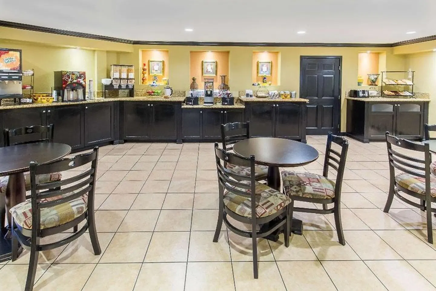 Ramada Ontario Airport Bar
