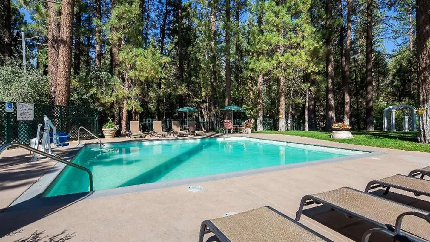Best Western Big Bear Chateau OUTDOOR_POOL
