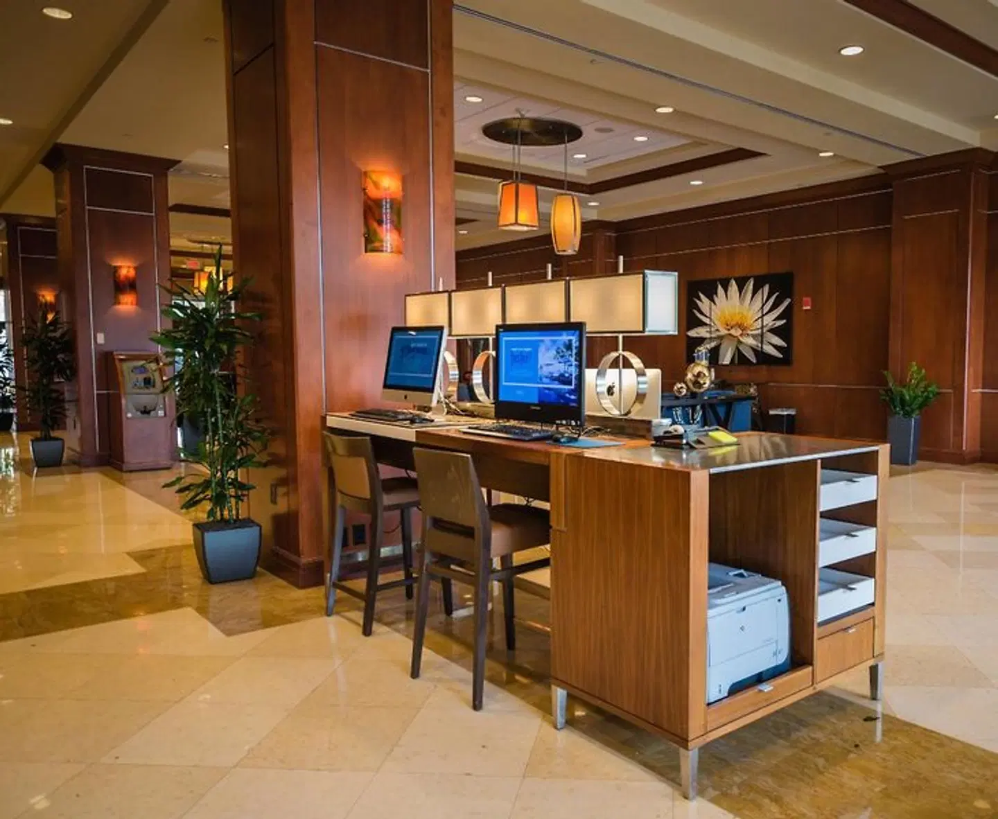 Hilton St. Petersburg Carillon Park Bar