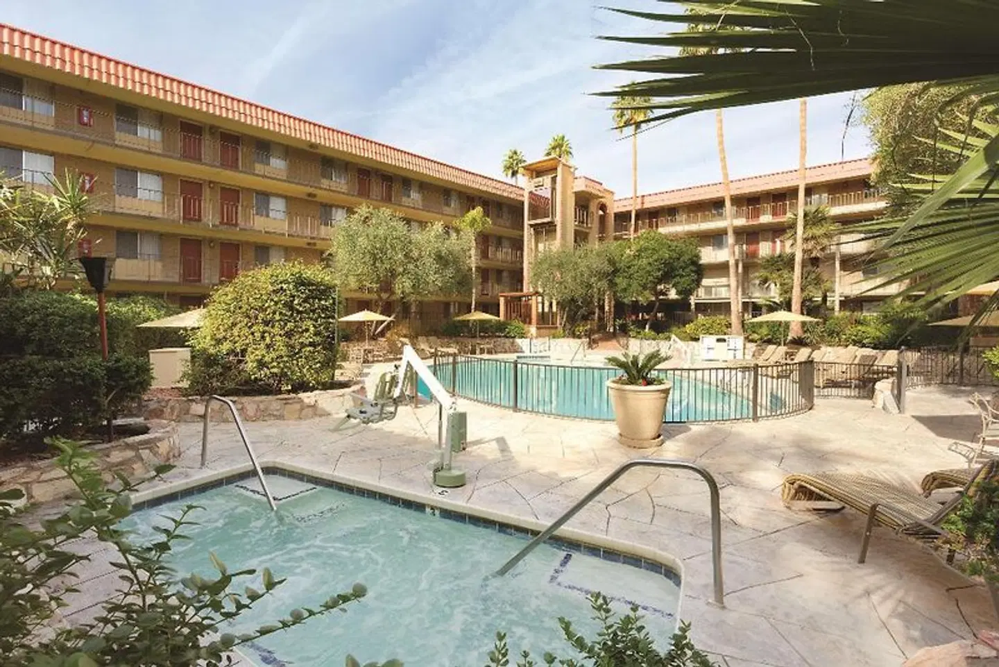 Embassy Suites by Hilton Phoenix Airport at 24th Street OUTDOOR_POOL