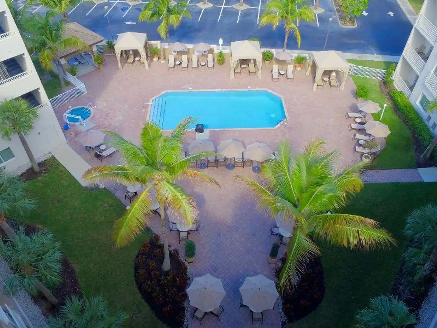 Holiday Inn Express & Suites Naples Downtown - 5th Avenue Pool
