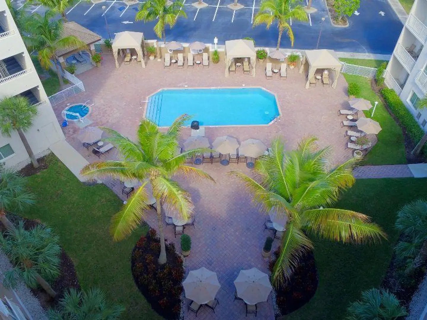 Holiday Inn Express & Suites Naples Downtown - 5th Avenue OUTDOOR_POOL