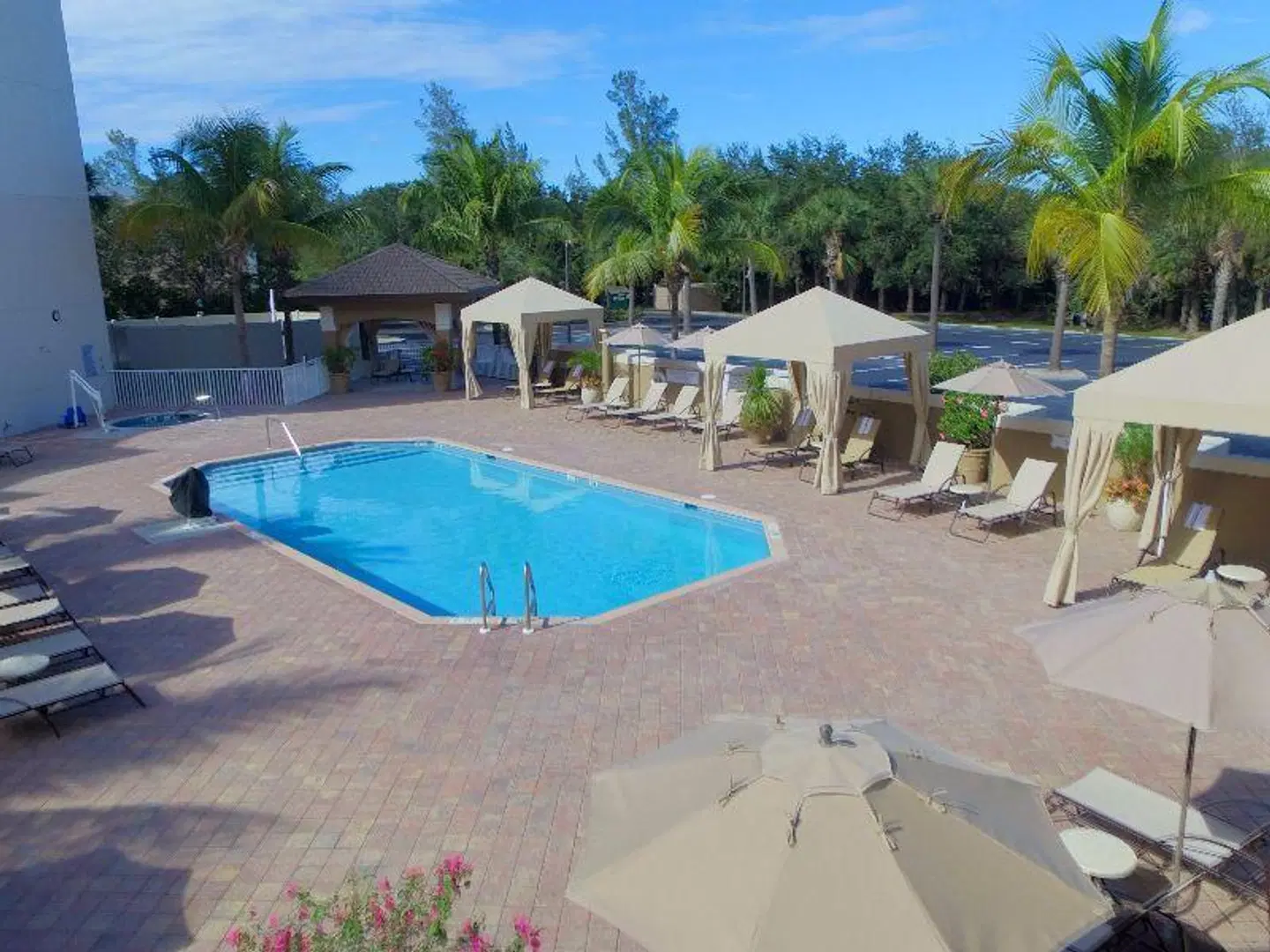 Holiday Inn Express & Suites Naples Downtown - 5th Avenue OUTDOOR_POOL