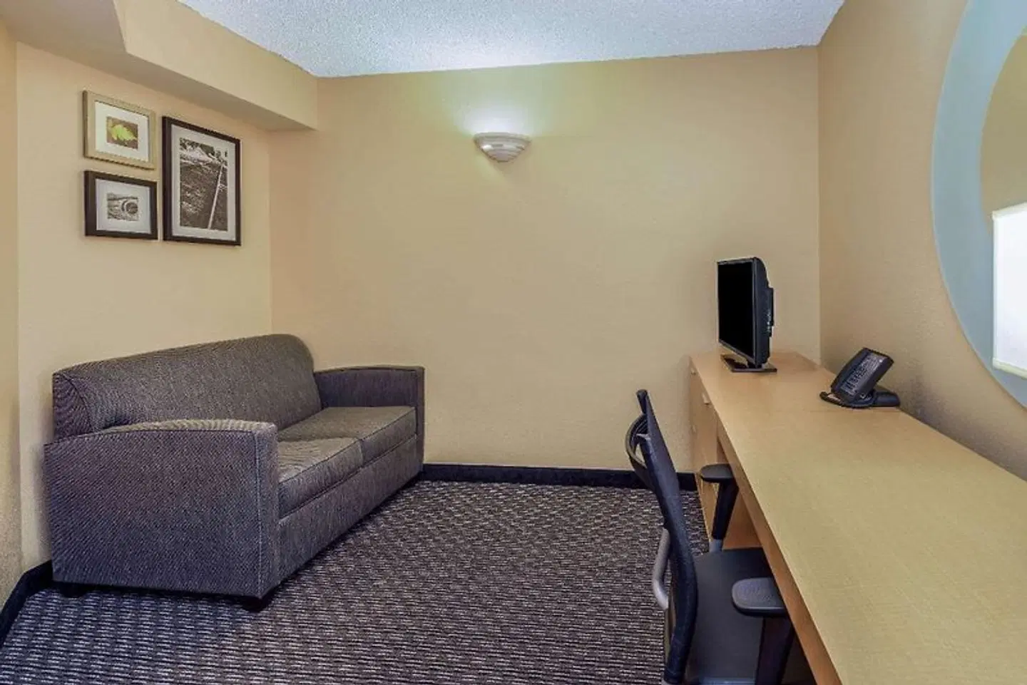 La Quinta Inn & Suites by Wyndham Naples Downtown ROOM_EXAMPLE