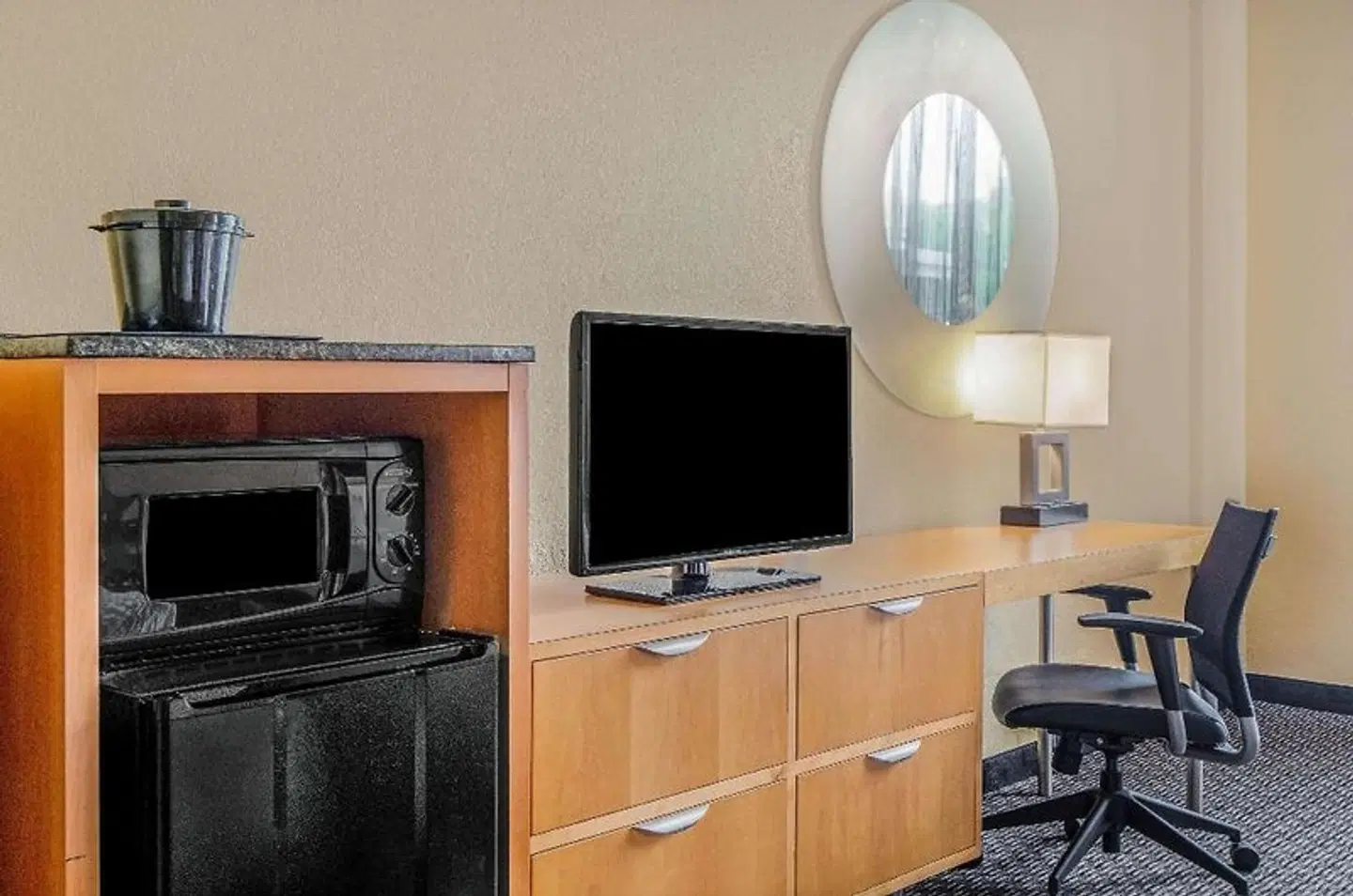 La Quinta Inn & Suites by Wyndham Naples Downtown ROOM_EXAMPLE