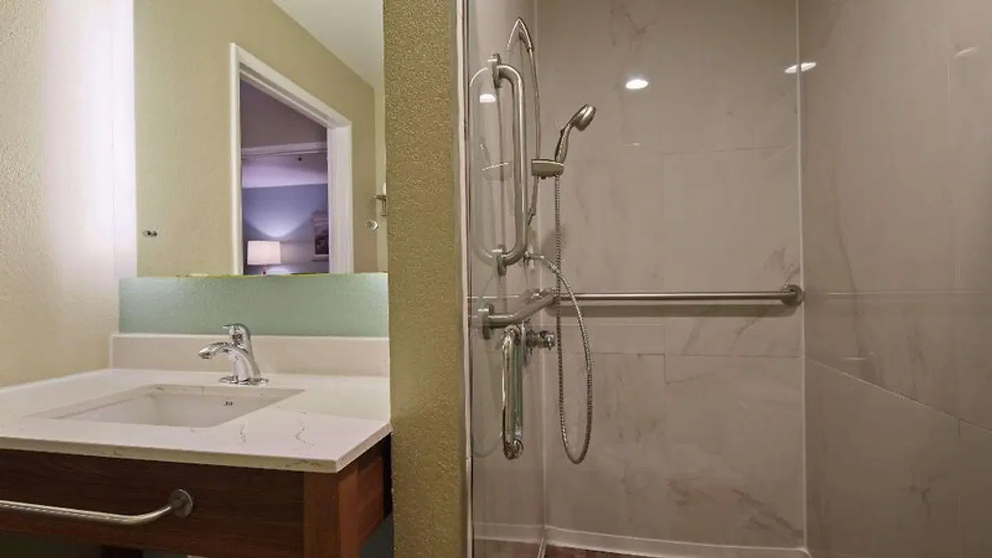 Best Western Carlsbad by the Sea Badezimmer