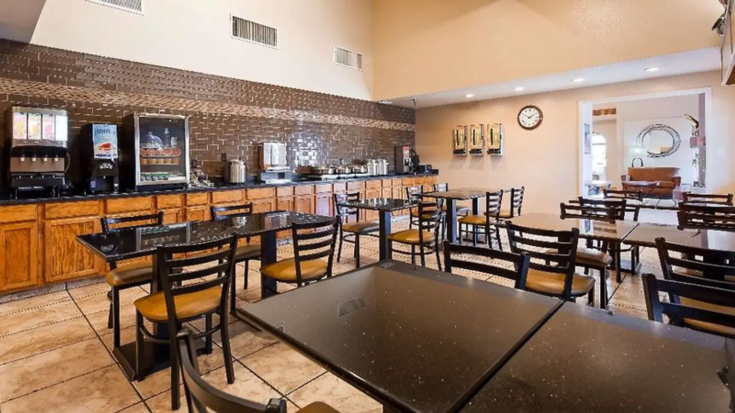 Best Western Discovery Inn Bar