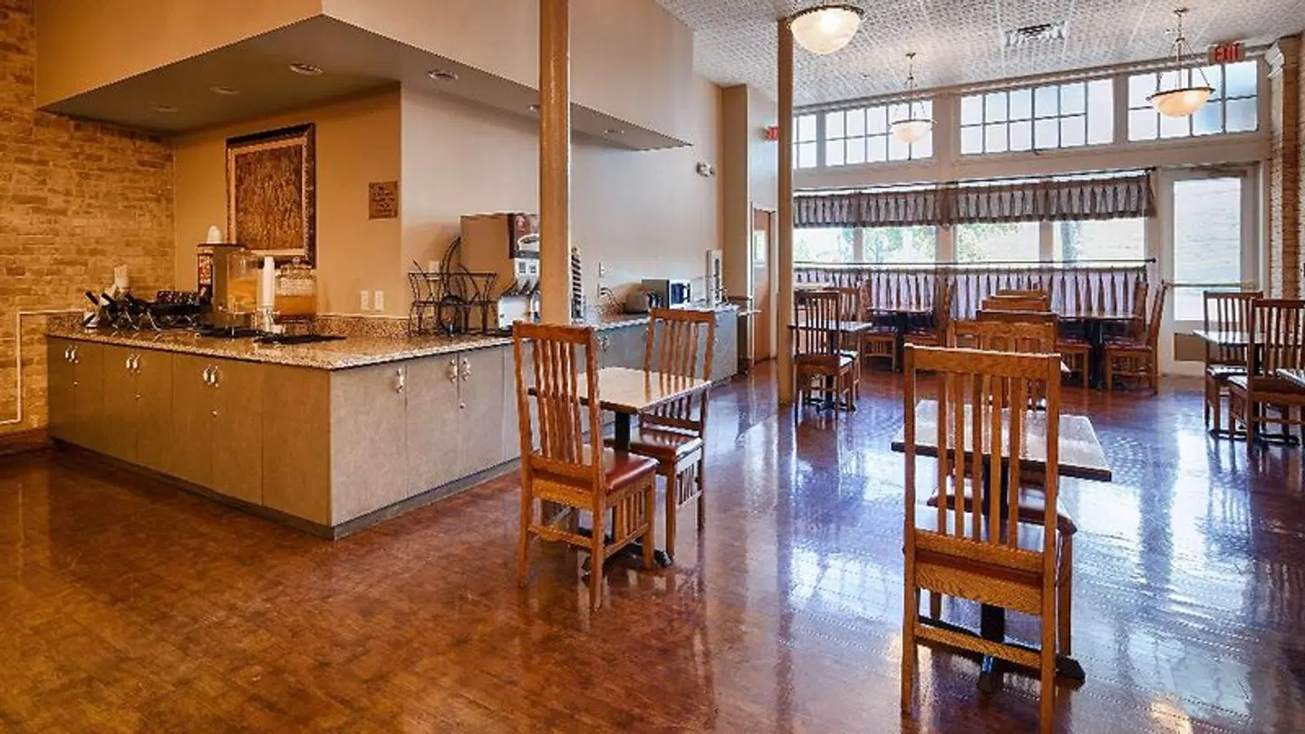 Best Western Plus Sunset Suites Riverwalk Bar
