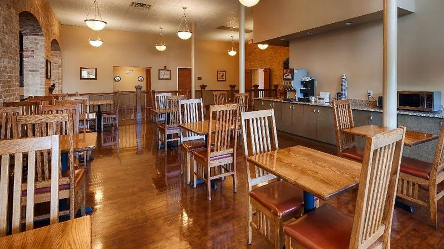 Best Western Plus Sunset Suites Riverwalk Bar