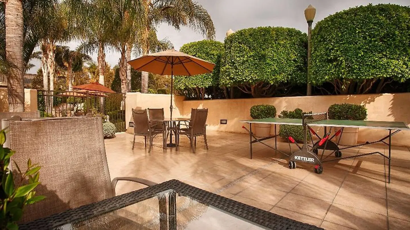 Best Western Plus South Coast Inn Bar
