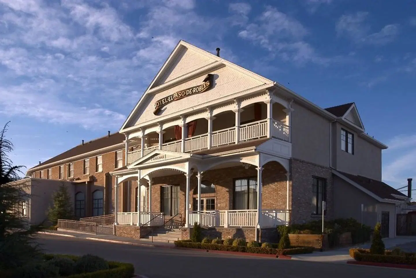 Paso Robles Inn EXTERIOR