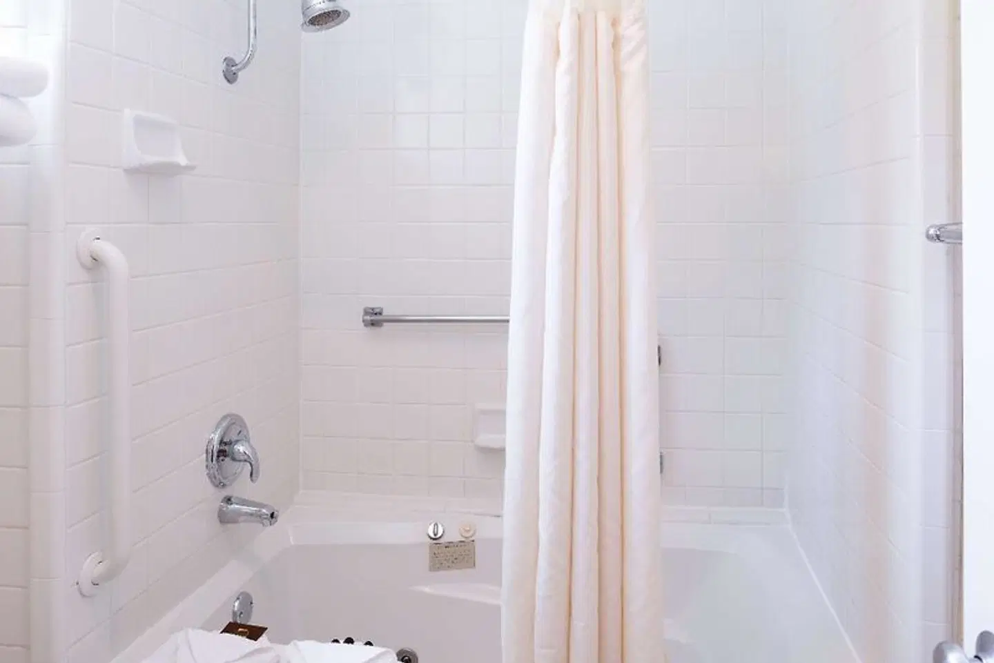 Best Western PLUS Black Oak Badezimmer