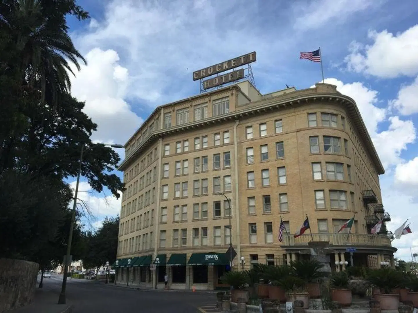 The Crockett Hotel EXTERIOR