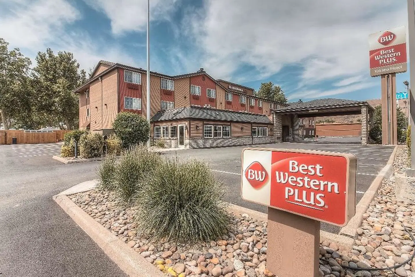 Best Western PLUS Lincoln Inn EXTERIOR