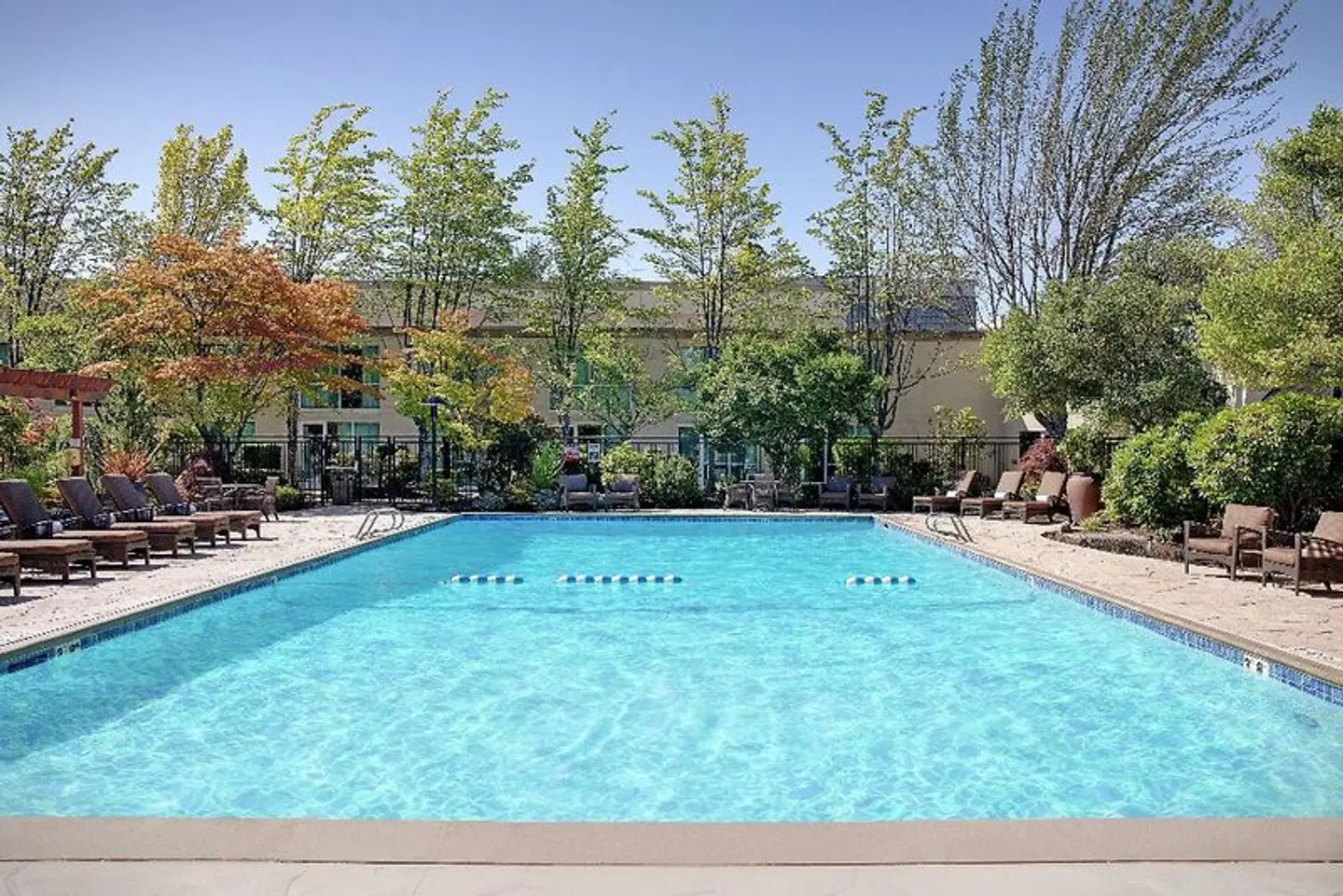 Hilton Seattle Airport & Conference Center OUTDOOR_POOL