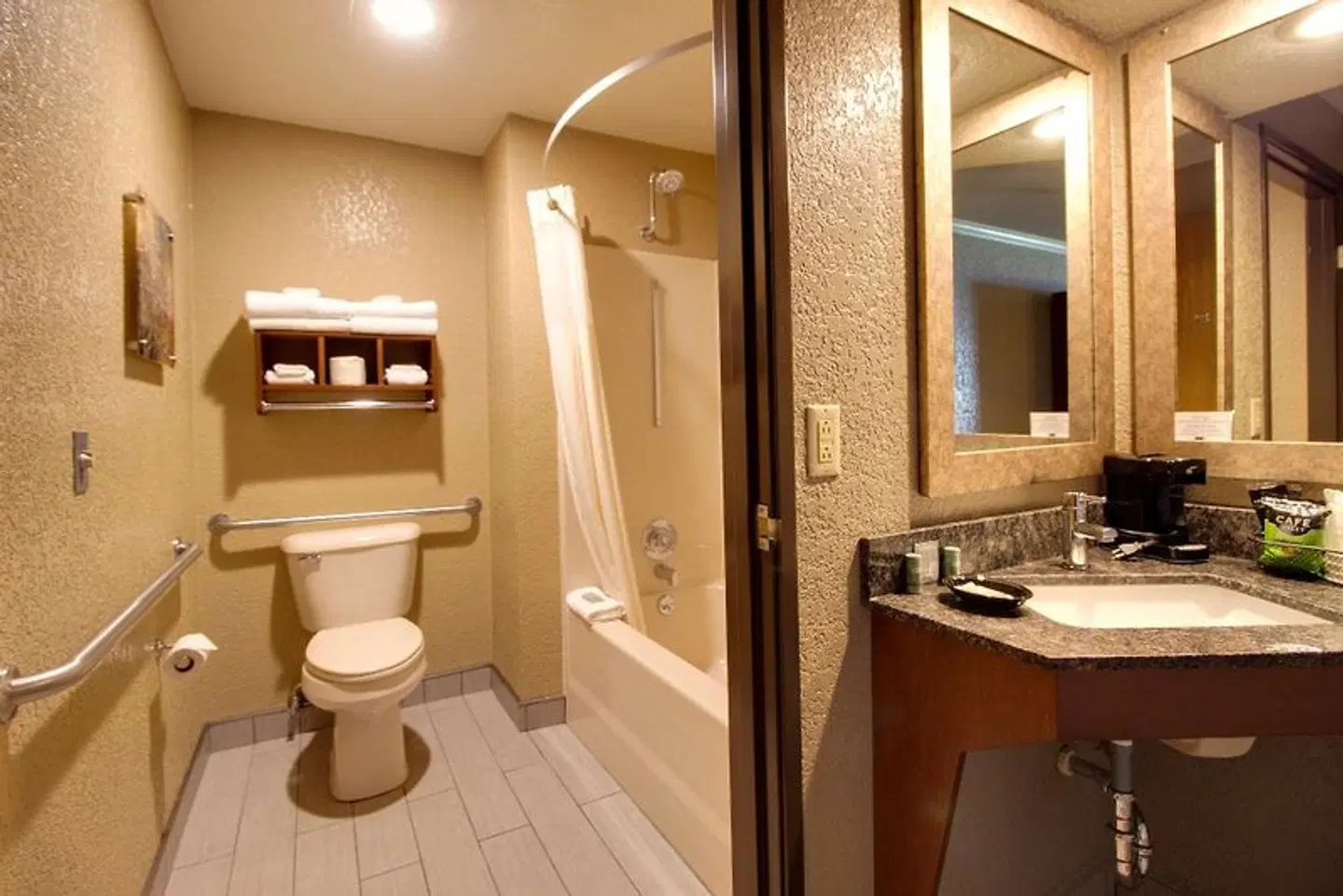 Best Western Harbour Pointe Lakefront Badezimmer