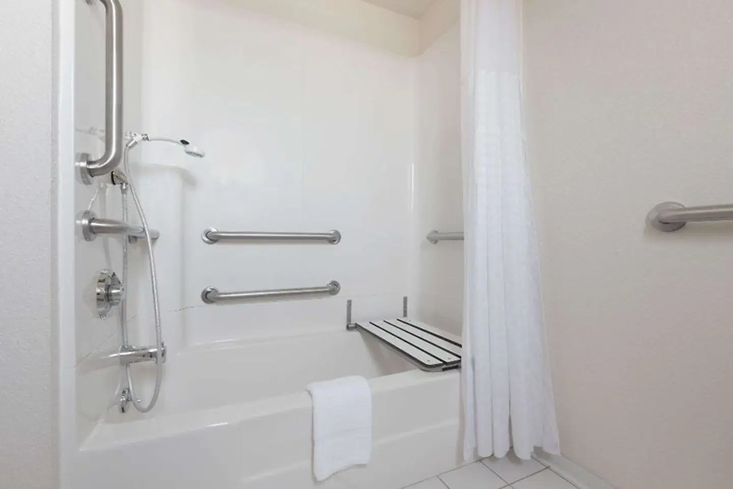 Super 8 by Wyndham Fort Bragg Badezimmer